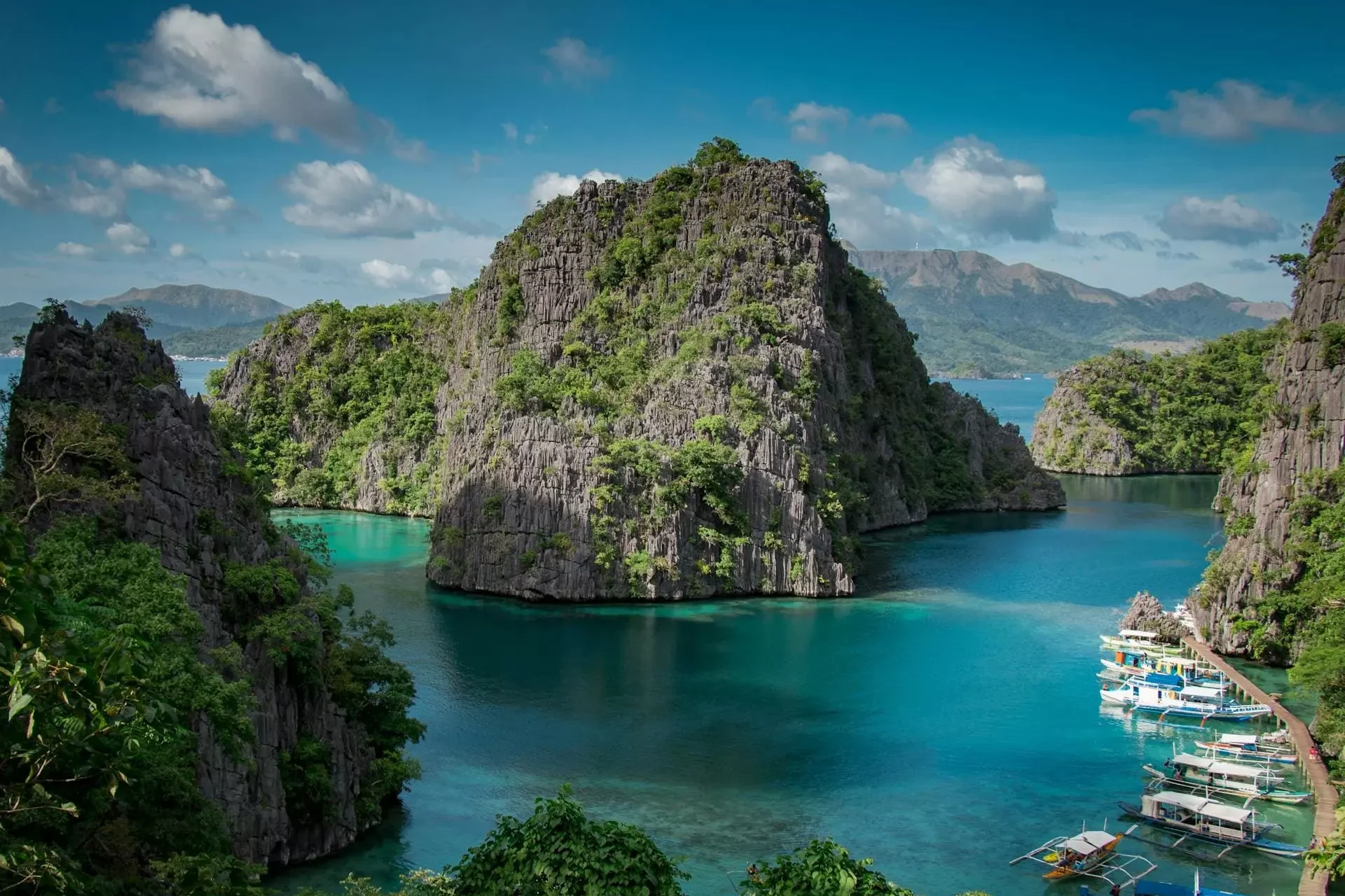Lagon et pitons karstiques : un paysage typique d'un voyage aux Philippines